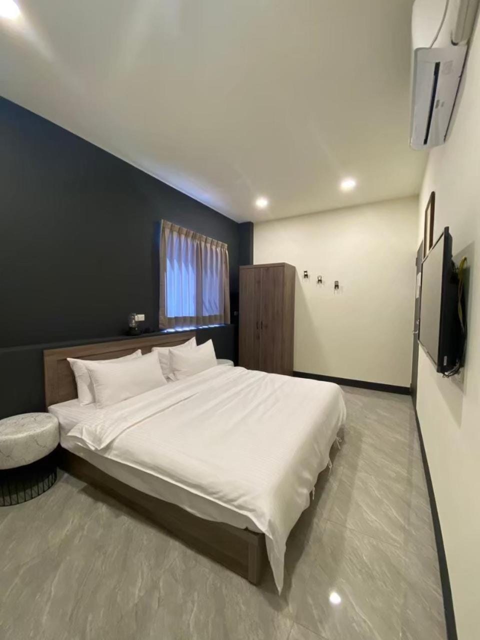 Bed, TV and multimedia, Photo of the whole room, Bedroom, air conditioner