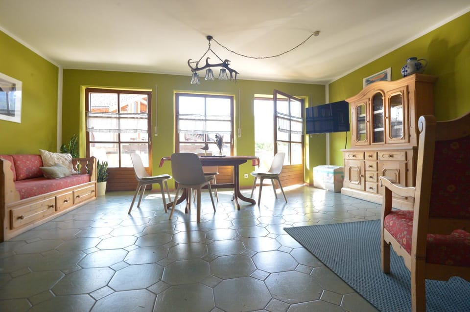 TV and multimedia, Kitchen or kitchenette, Living room, Seating area, Dining area