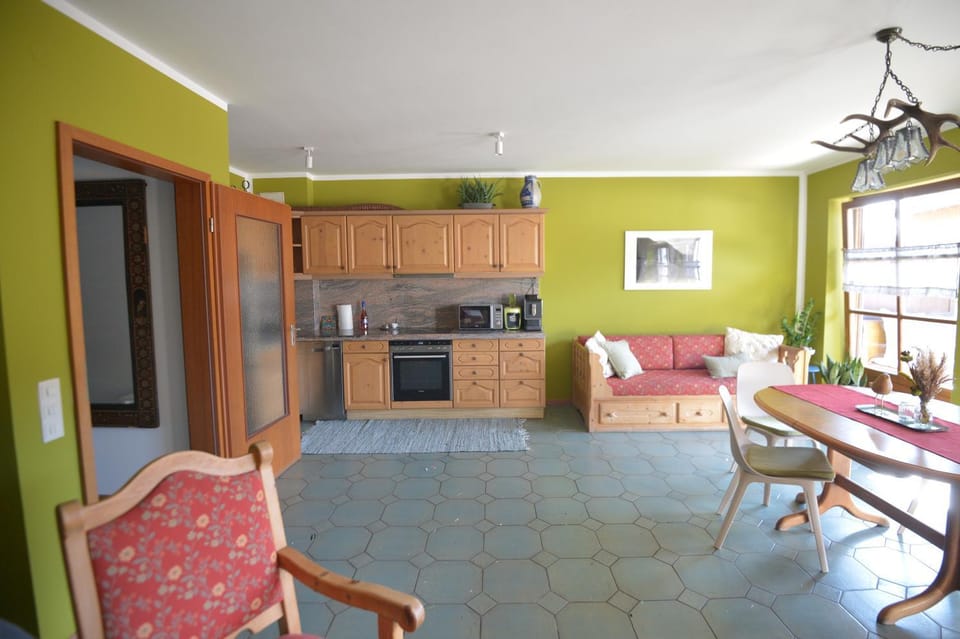 Kitchen or kitchenette, Living room, Seating area, Dining area, minibar, oven, pet friendly, stove