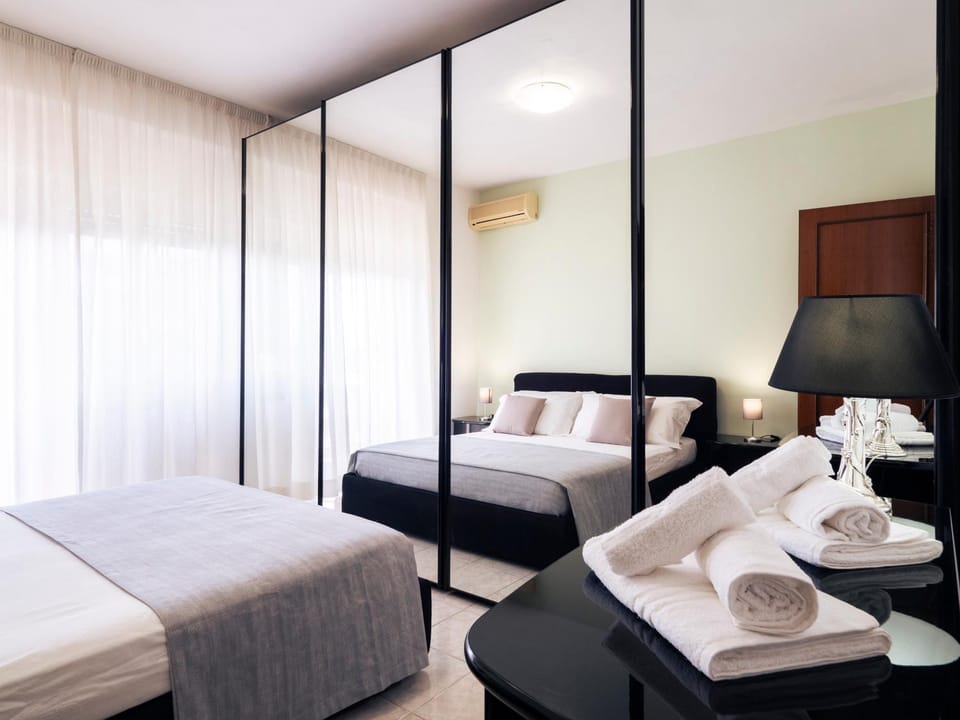 Bedroom, towels