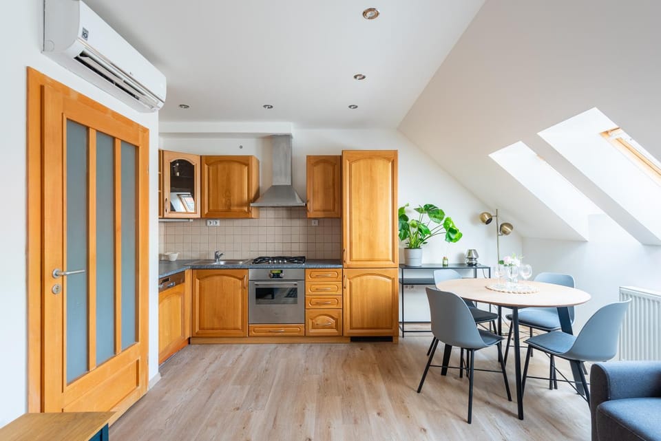 Kitchen or kitchenette, Seating area, Dining area, stove