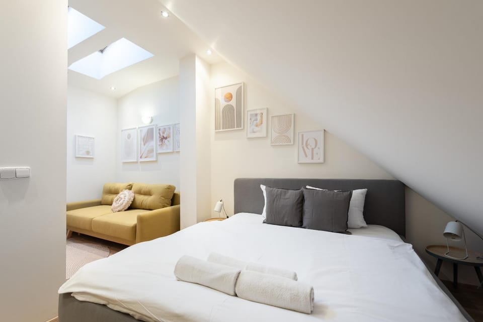 Bed, Photo of the whole room, Seating area