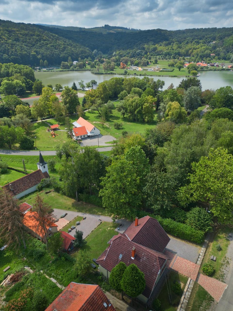 Nearby landmark, Natural landscape, Bird's eye view, City view, Lake view, Mountain view, River view, Street view
