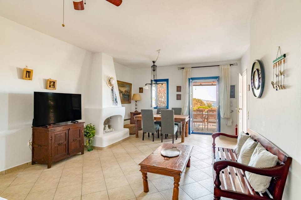 TV and multimedia, Living room, Seating area, Dining area