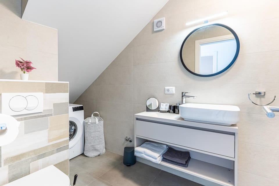 Toilet, Bathroom, towels