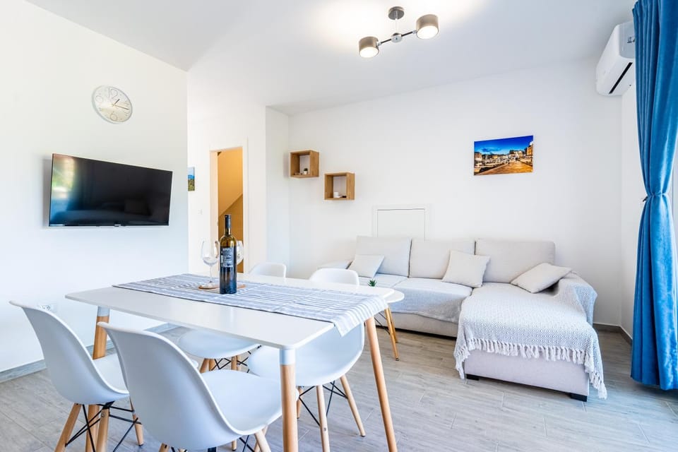 TV and multimedia, Living room, Seating area, Dining area