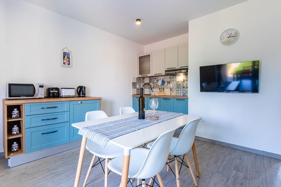 Kitchen or kitchenette, Dining area, minibar, stove, toaster