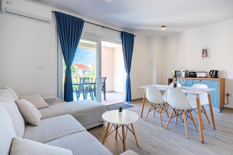 Coffee/tea facilities, Living room, Seating area, air conditioner