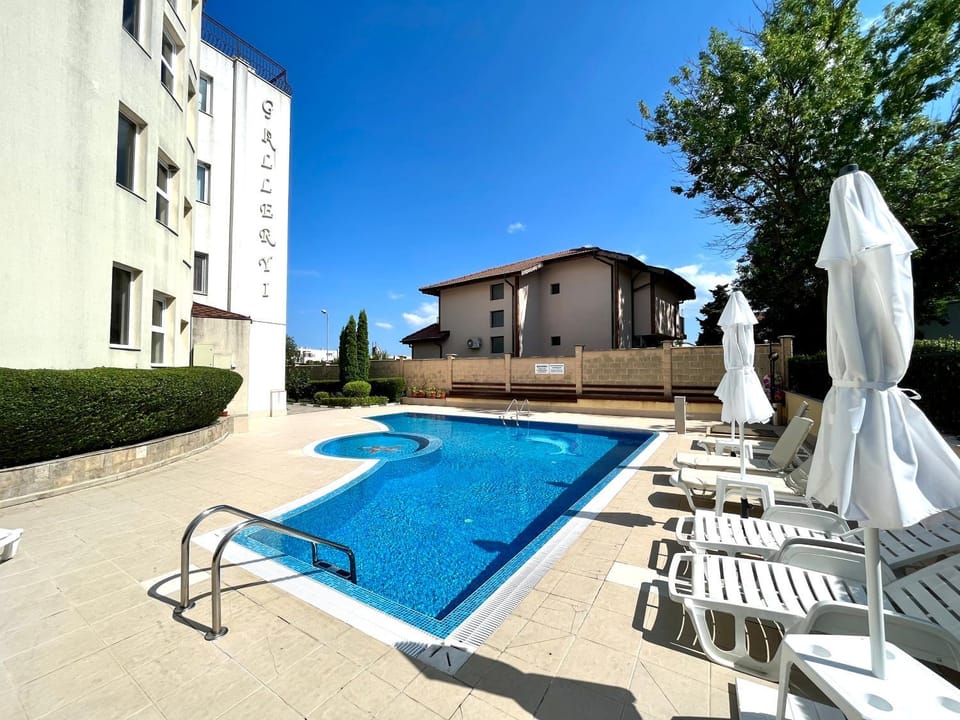 Swimming pool, sunbed