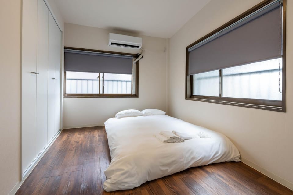 Bedroom, towels