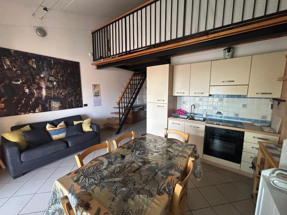 Kitchen or kitchenette, Seating area, Dining area, oven, pet friendly, stove