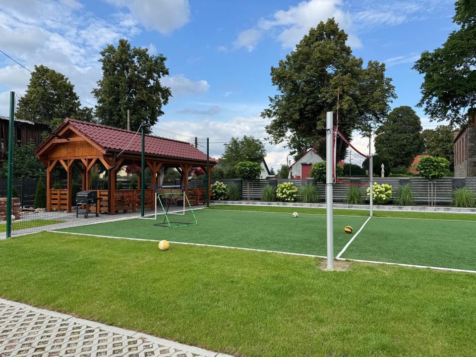 Tennis court, Garden view