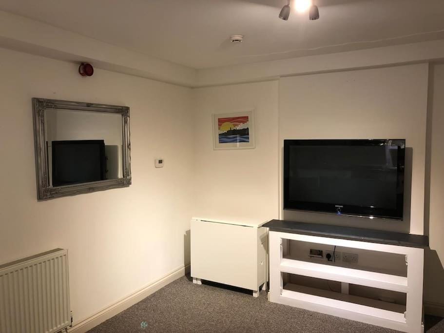 Modern 1 bedroom apartment close to Penzance town centre. Apartment in Penzance