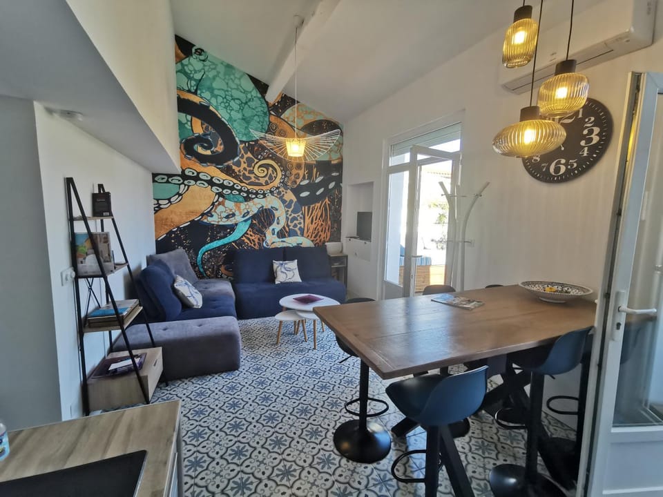 Living room, Dining area