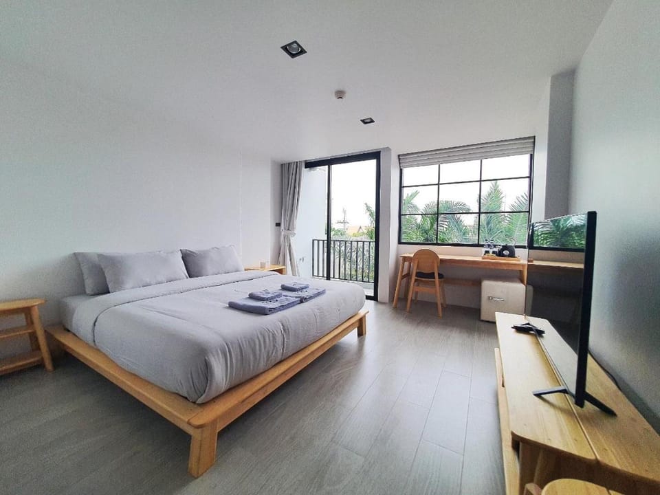 Bed, TV and multimedia, Photo of the whole room, Bedroom, towels