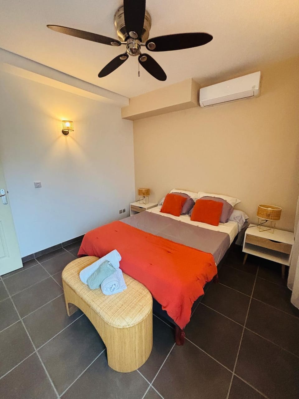 Bed, Bedroom, towels, air conditioner