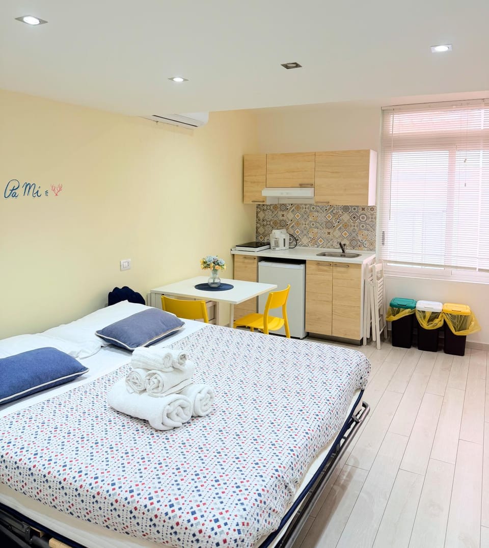 Bed, Kitchen or kitchenette, Photo of the whole room, Bedroom