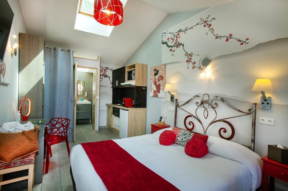 Hôtel et Appart Hôtel Les Flots Bleus Apartment hotel in Saint-Raphael