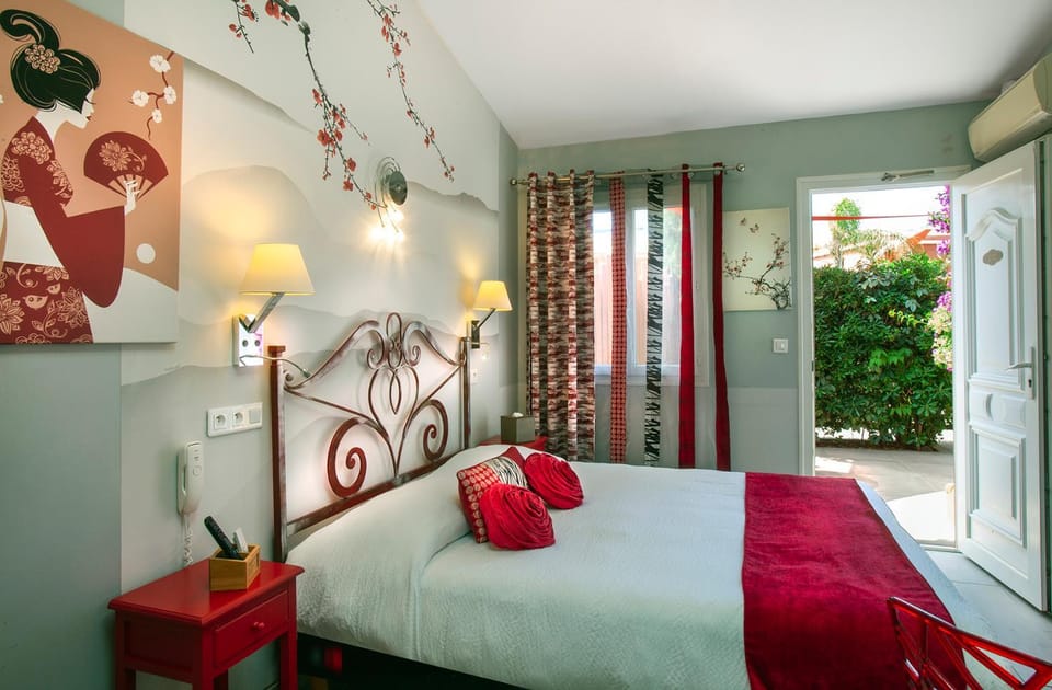 Hôtel et Appart Hôtel Les Flots Bleus Apartment hotel in Saint-Raphael