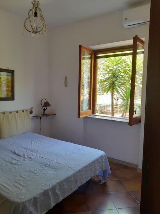 Bedroom, air conditioner