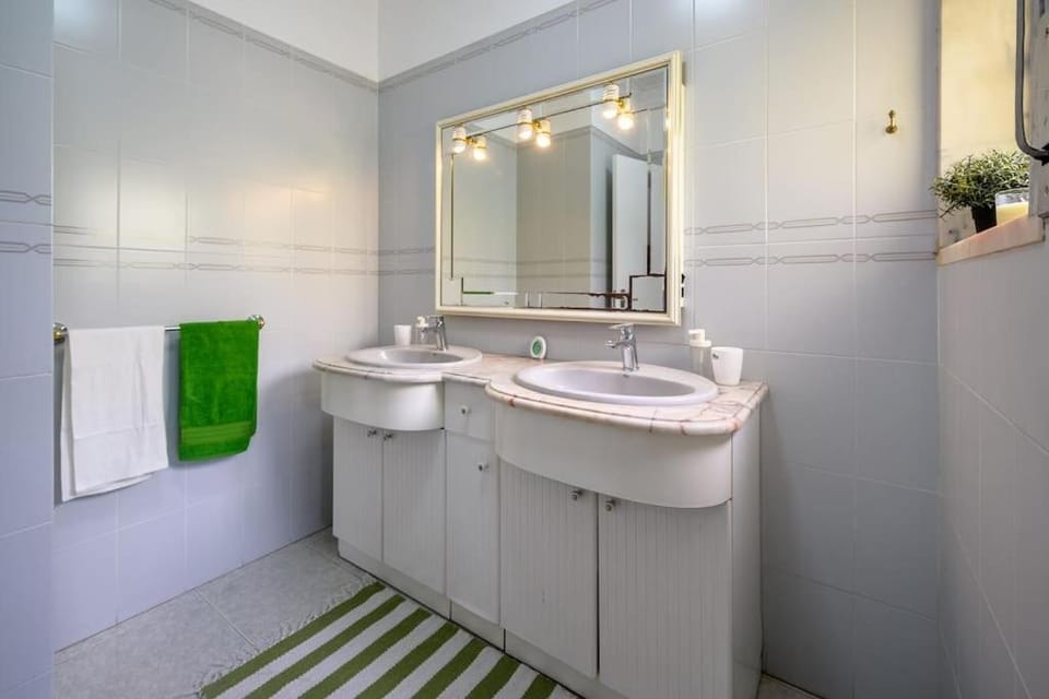CASA AMARELA House in Costa da Caparica