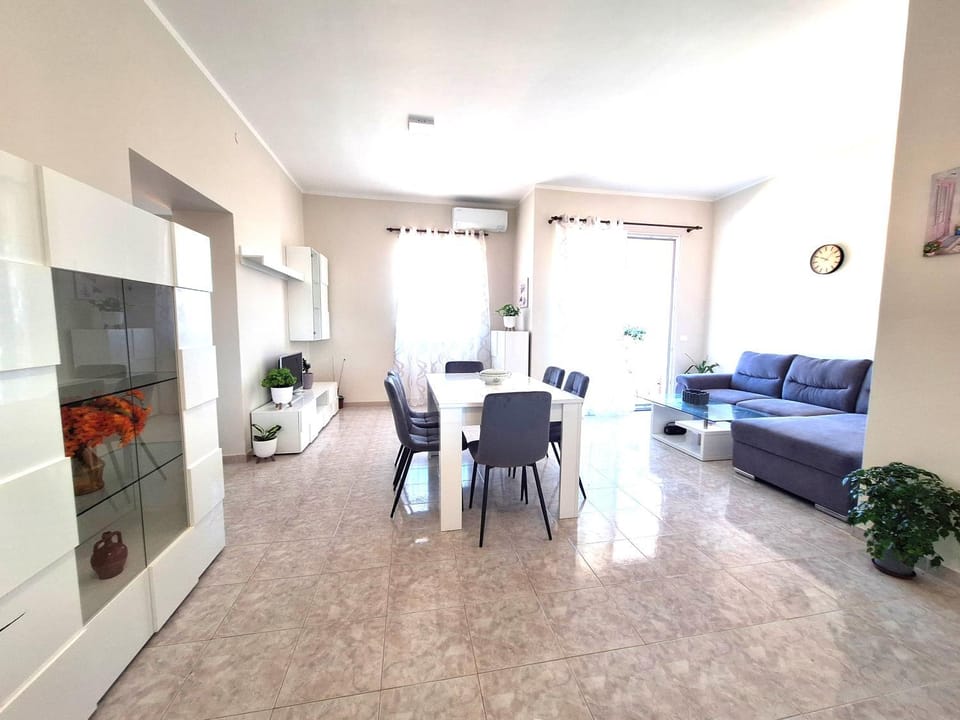 Communal lounge/ TV room, Lobby or reception, Lounge or bar, internet