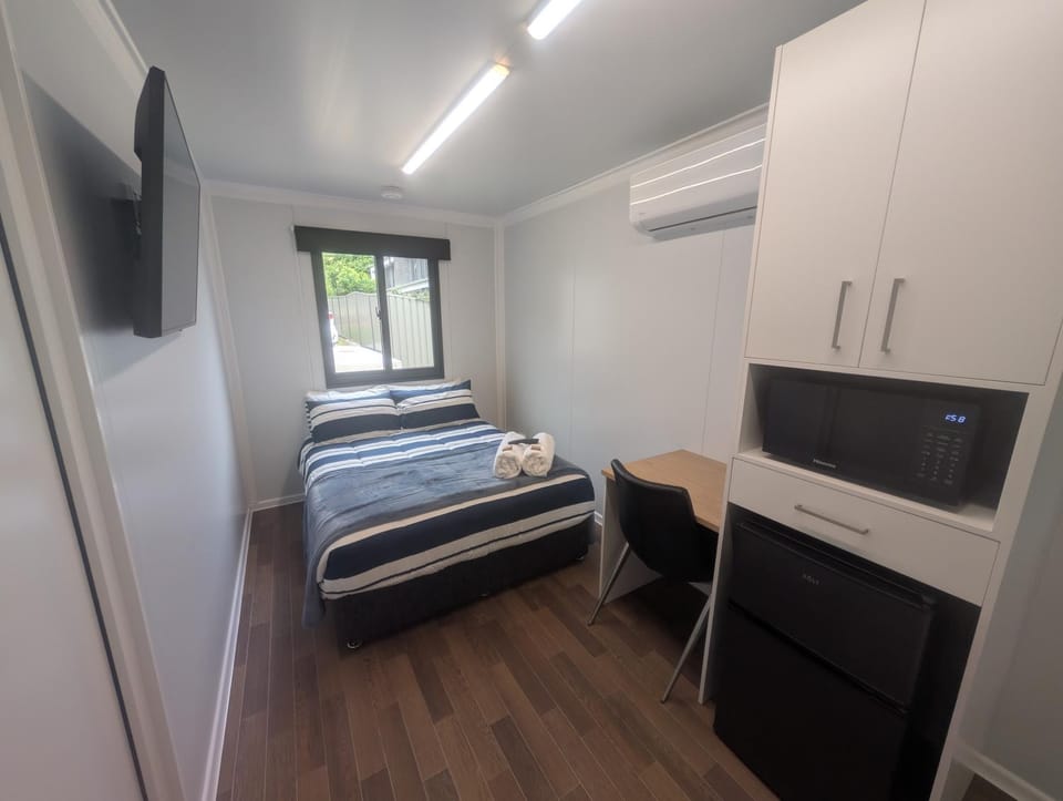 Bed, TV and multimedia, Kitchen or kitchenette, Bedroom, air conditioner