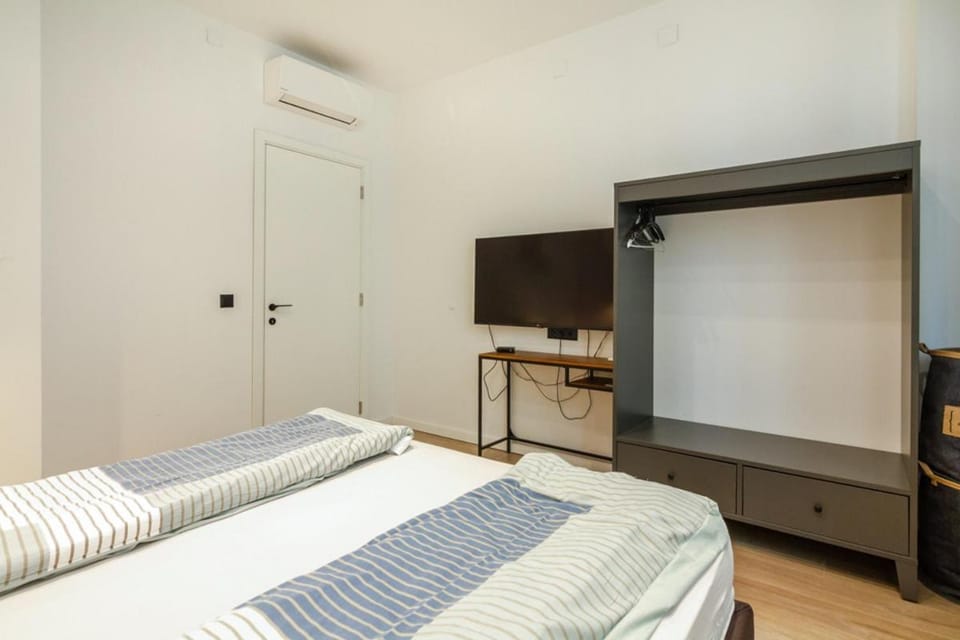 TV and multimedia, Photo of the whole room, Bedroom, air conditioner