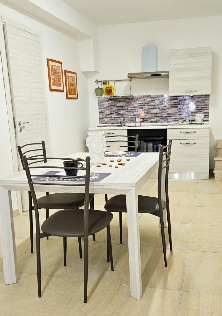 Kitchen or kitchenette, Seating area, Dining area