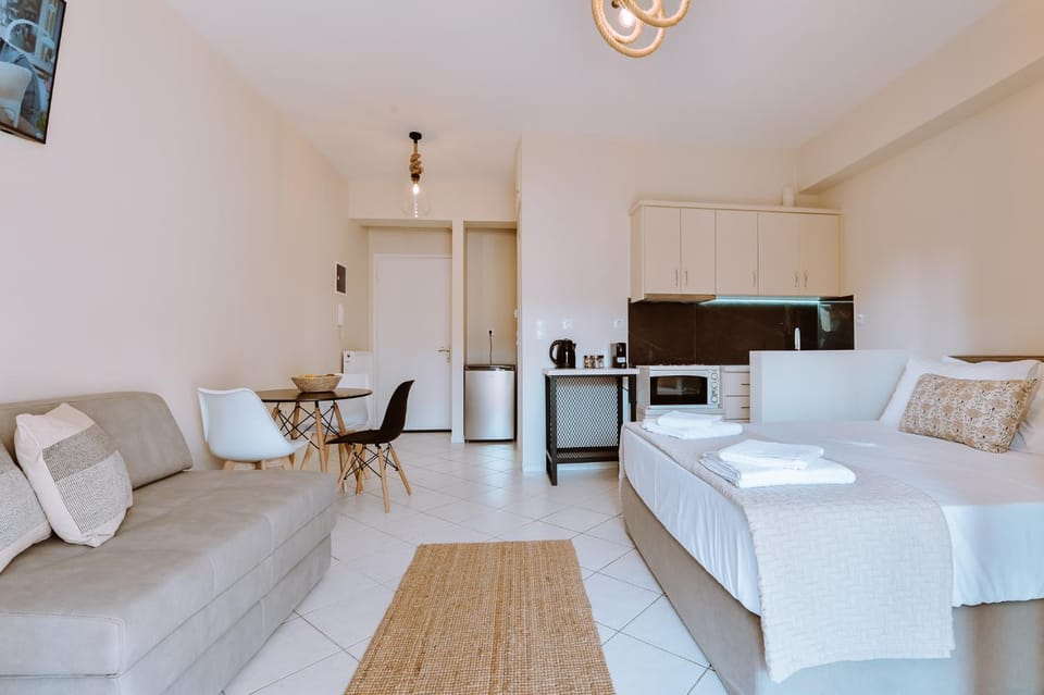 Bed, Living room, Photo of the whole room, Dining area, Bedroom
