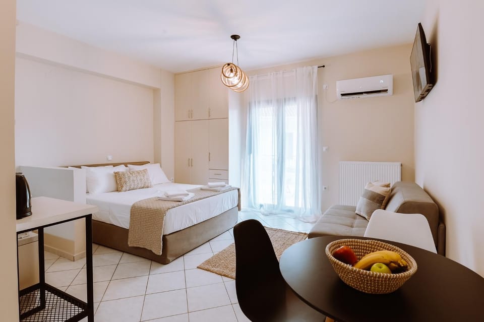 Bed, TV and multimedia, Living room, Food and drinks, Photo of the whole room, Seating area, Dining area, Bedroom, air conditioner