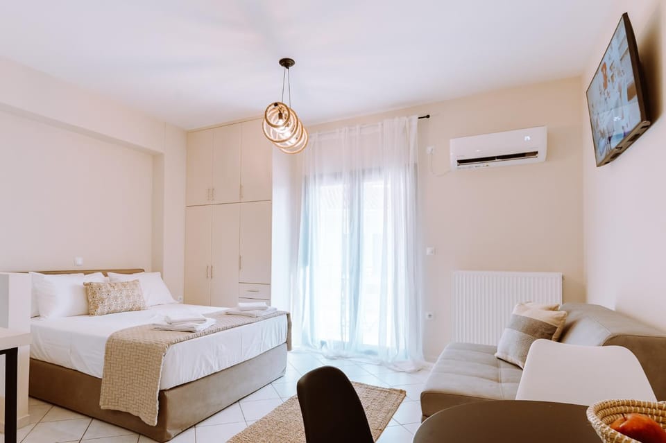 Bed, TV and multimedia, Living room, Photo of the whole room, Seating area, Bedroom, air conditioner