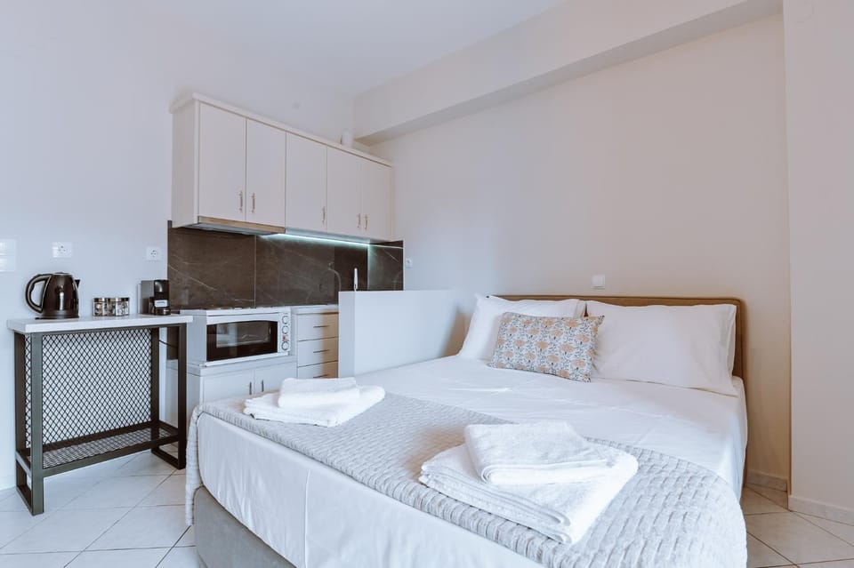Bed, Photo of the whole room, Bedroom, stove, towels
