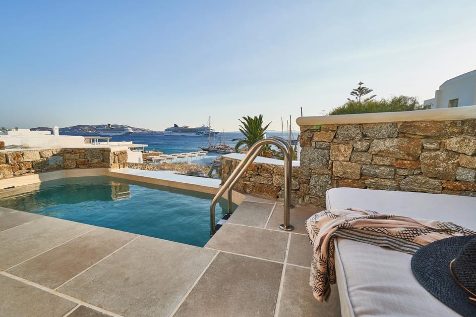 View (from property/room), Balcony/Terrace, Swimming pool, sunbed
