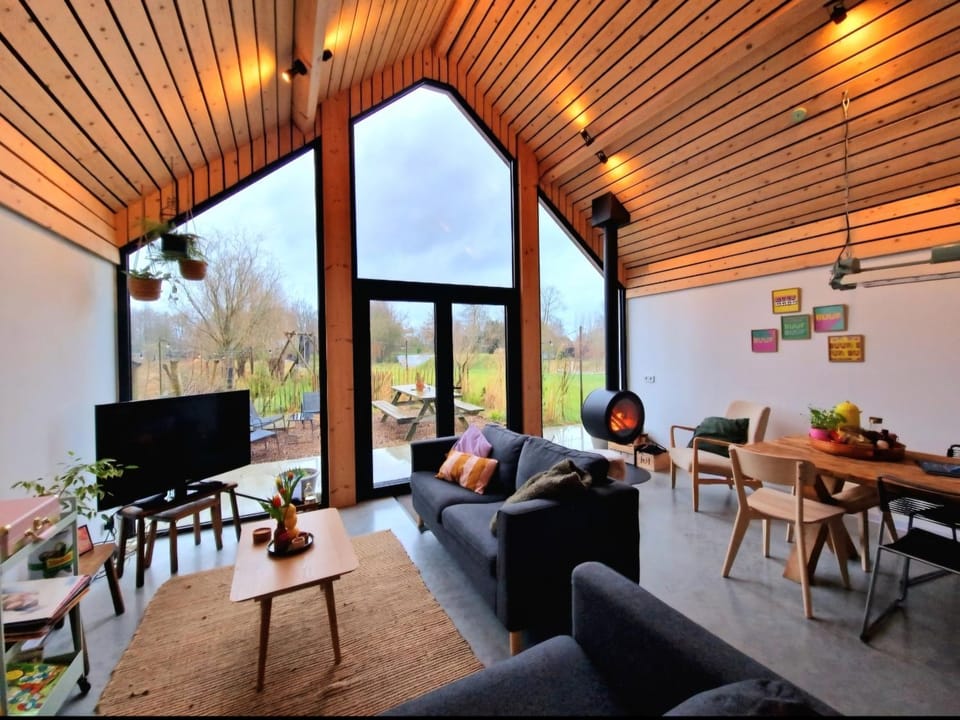 Communal lounge/ TV room, TV and multimedia, Living room, Seating area, Dining area