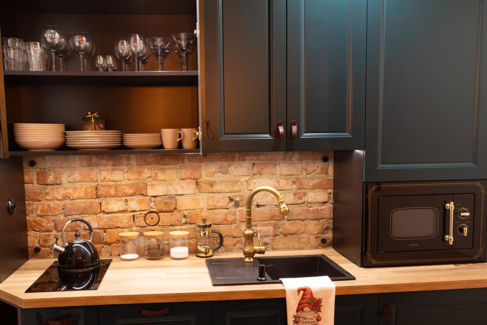 Coffee/tea facilities, Kitchen or kitchenette, stove