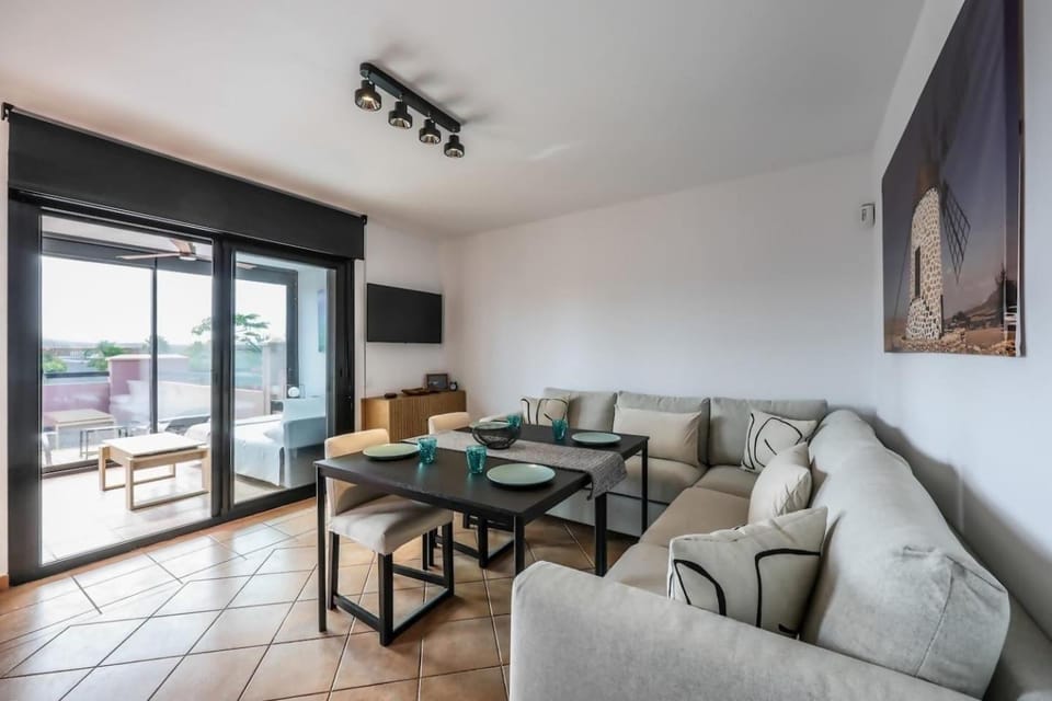 Living room, Seating area, Dining area, fireplace