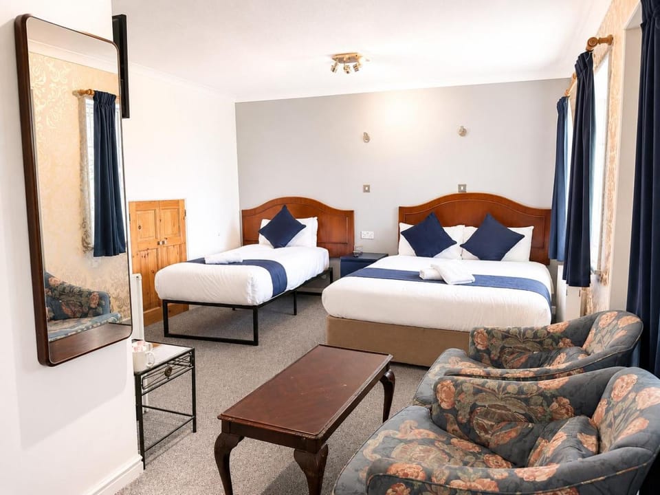 Bed, Living room, Photo of the whole room, Seating area, Bedroom