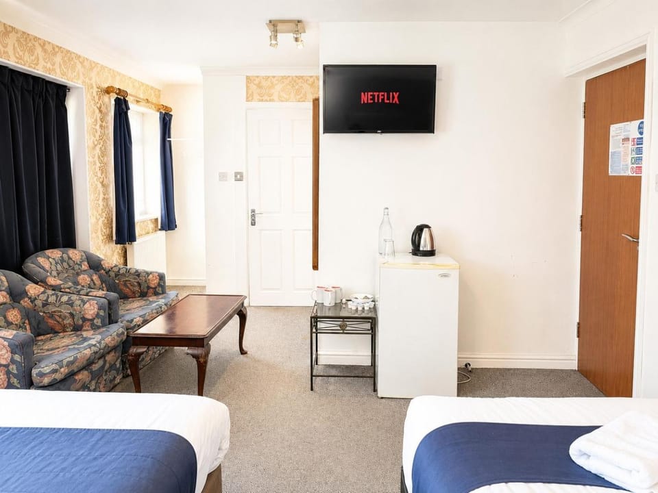 Bed, TV and multimedia, Coffee/tea facilities, Photo of the whole room, Seating area, Evening entertainment, Bedroom, wardrobe