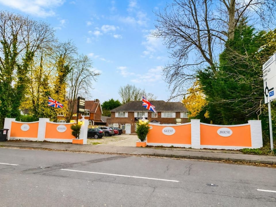 Property building, Spring, Day, Neighbourhood, Street view, Location, Parking