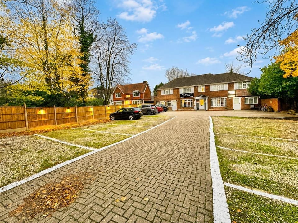 Property building, Spring, Day, Neighbourhood, Natural landscape, Garden, Garden view, Street view, Parking