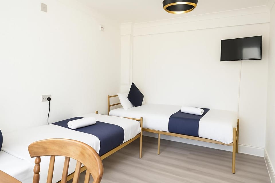 Bed, TV and multimedia, Photo of the whole room, Bedroom