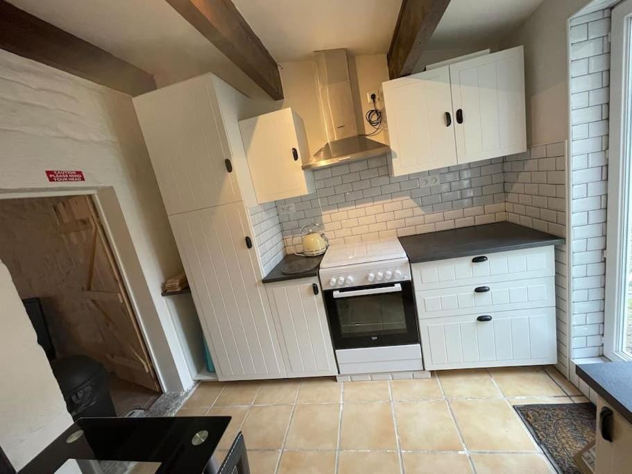 Kitchen or kitchenette, pet friendly, stove