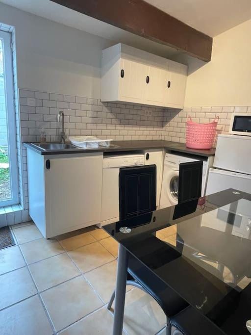 Kitchen or kitchenette, dishwasher, minibar