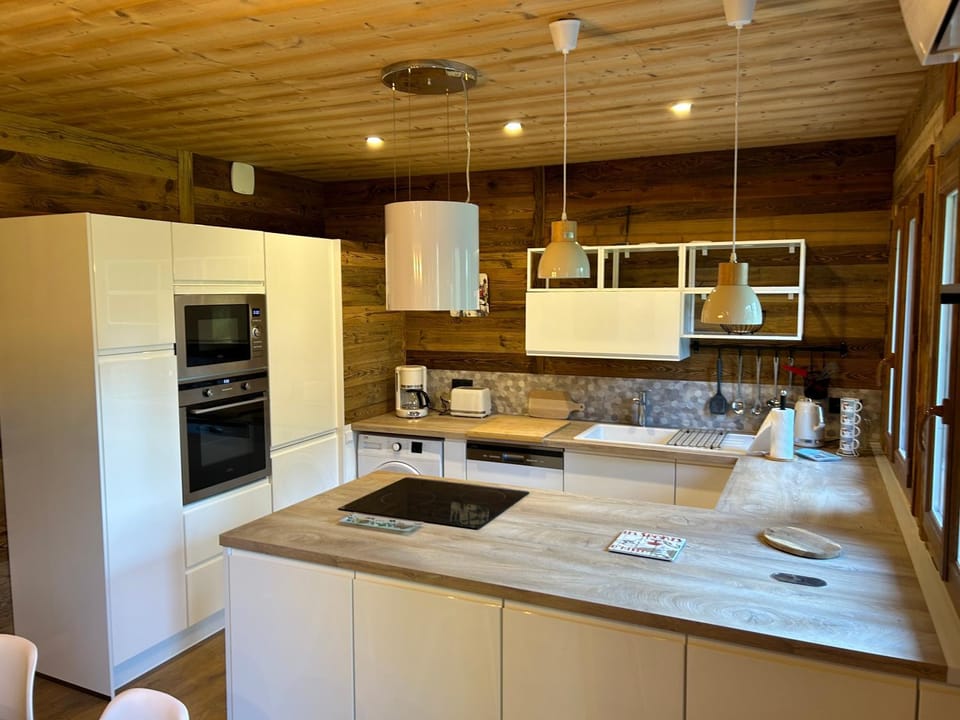 Coffee/tea facilities, minibar, pet friendly, toaster, dryer