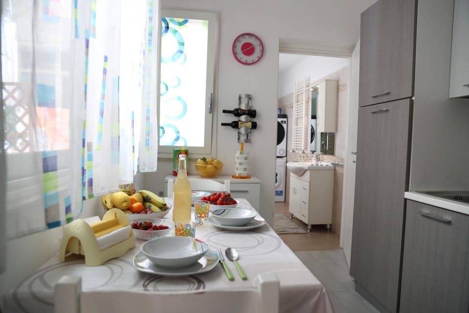Kitchen or kitchenette, Food and drinks, Dining area, Food, internet, internet, oven