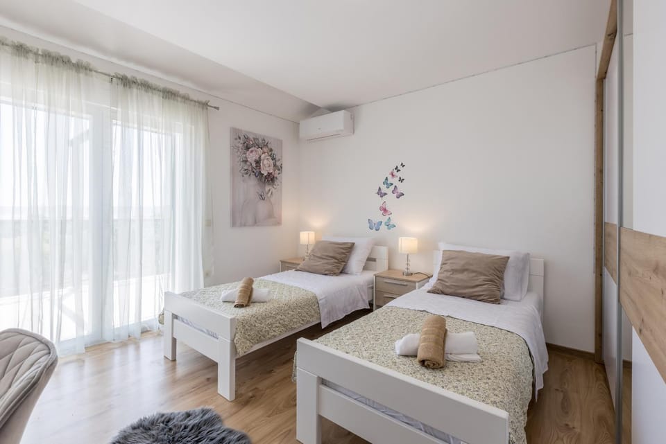 Bed, Photo of the whole room, Bedroom, air conditioner