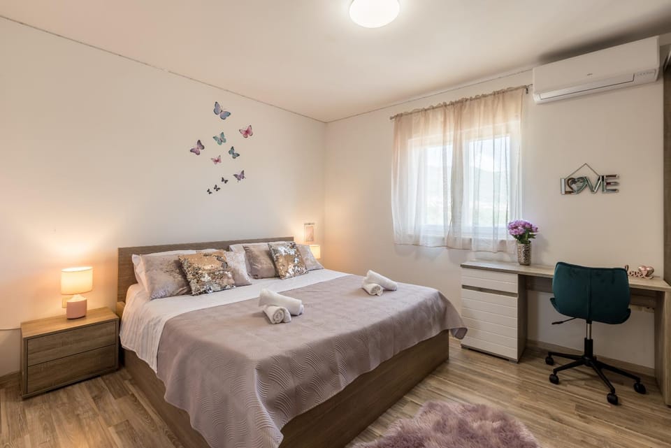 Bed, Photo of the whole room, Bedroom, hair dresser