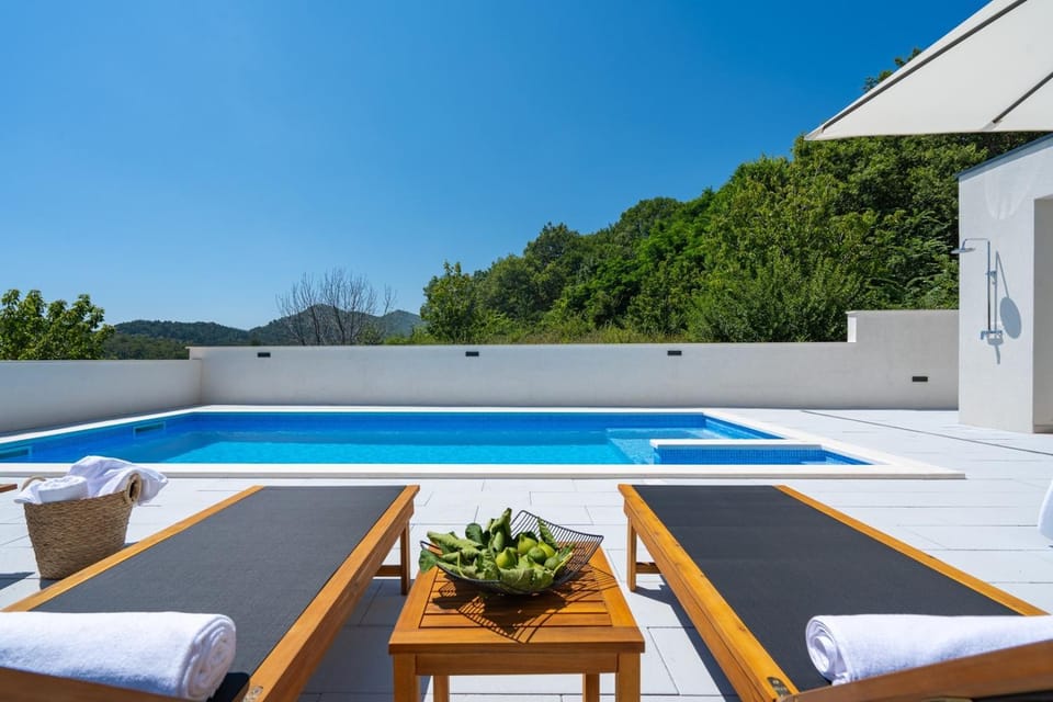 3-bedroom villa Pera with heated pool, 7km from beach Villa in Split-Dalmatia County