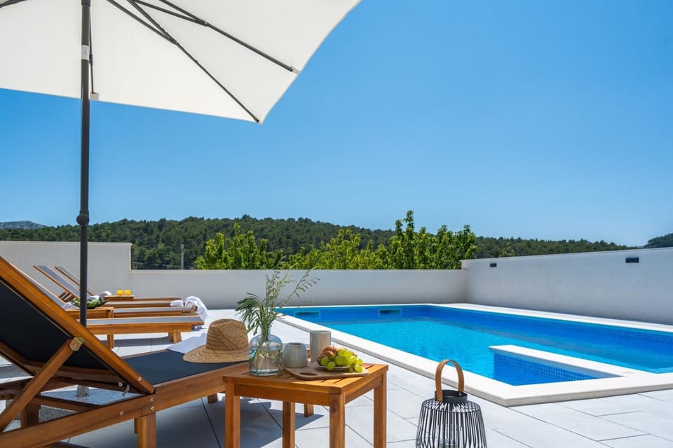 3-bedroom villa Pera with heated pool, 7km from beach Villa in Split-Dalmatia County